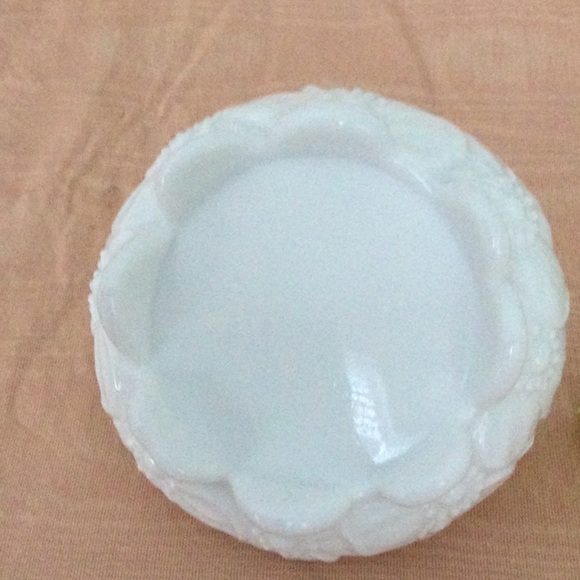 Vintage Milk Glass Basket with handle made in the 1970’s. - Picture 6 of 6